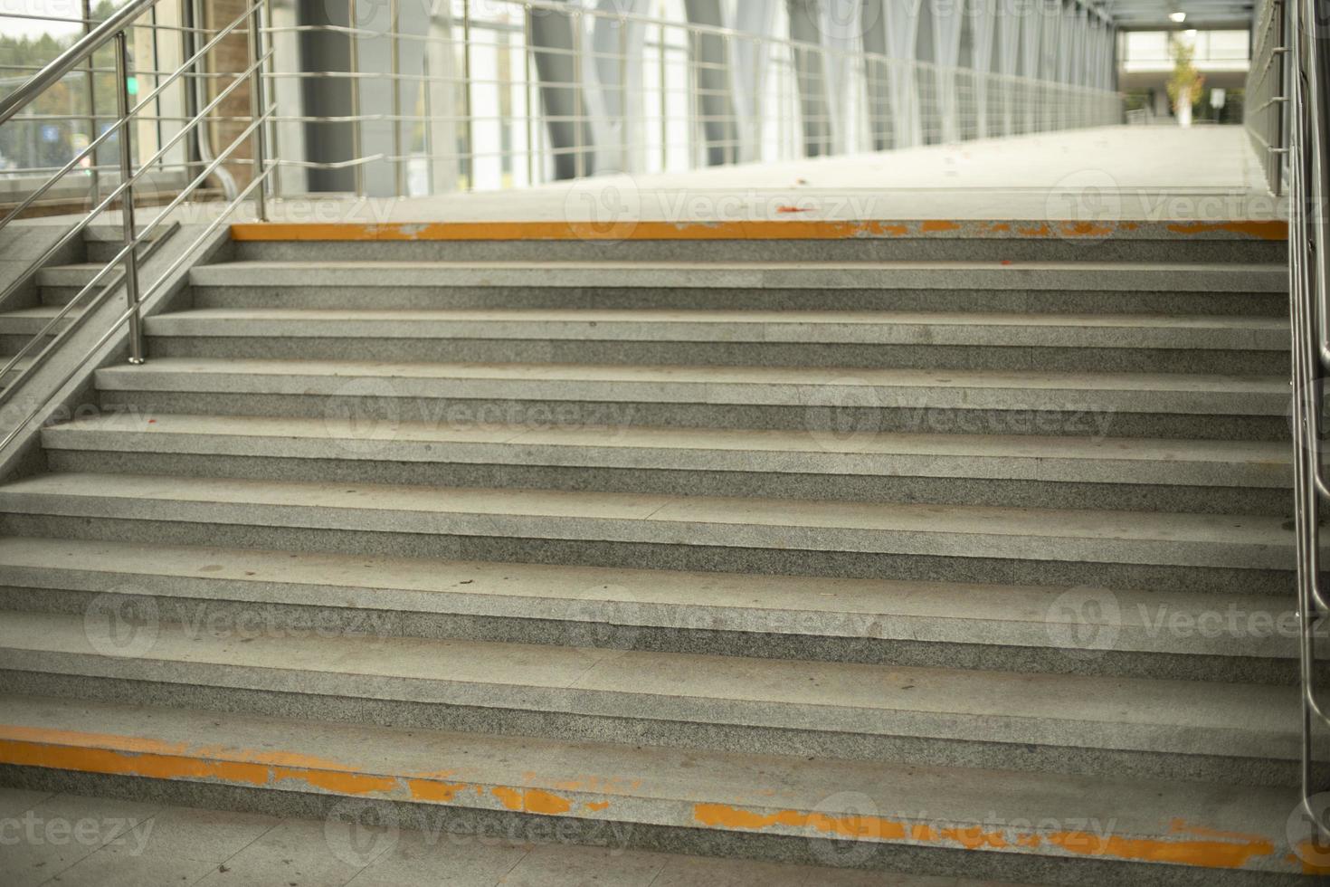 escaleras en el paso de peatones. escalones hechos de piedra. foto