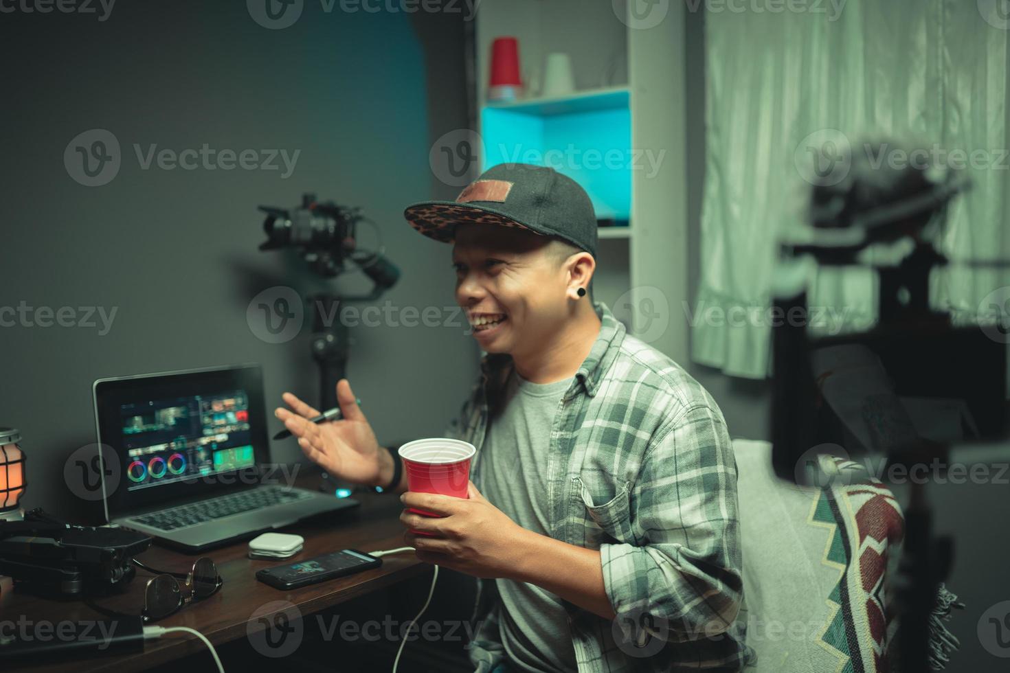 creador de contenido en las redes sociales trabajando y disfrutando en el estudio de la casa foto