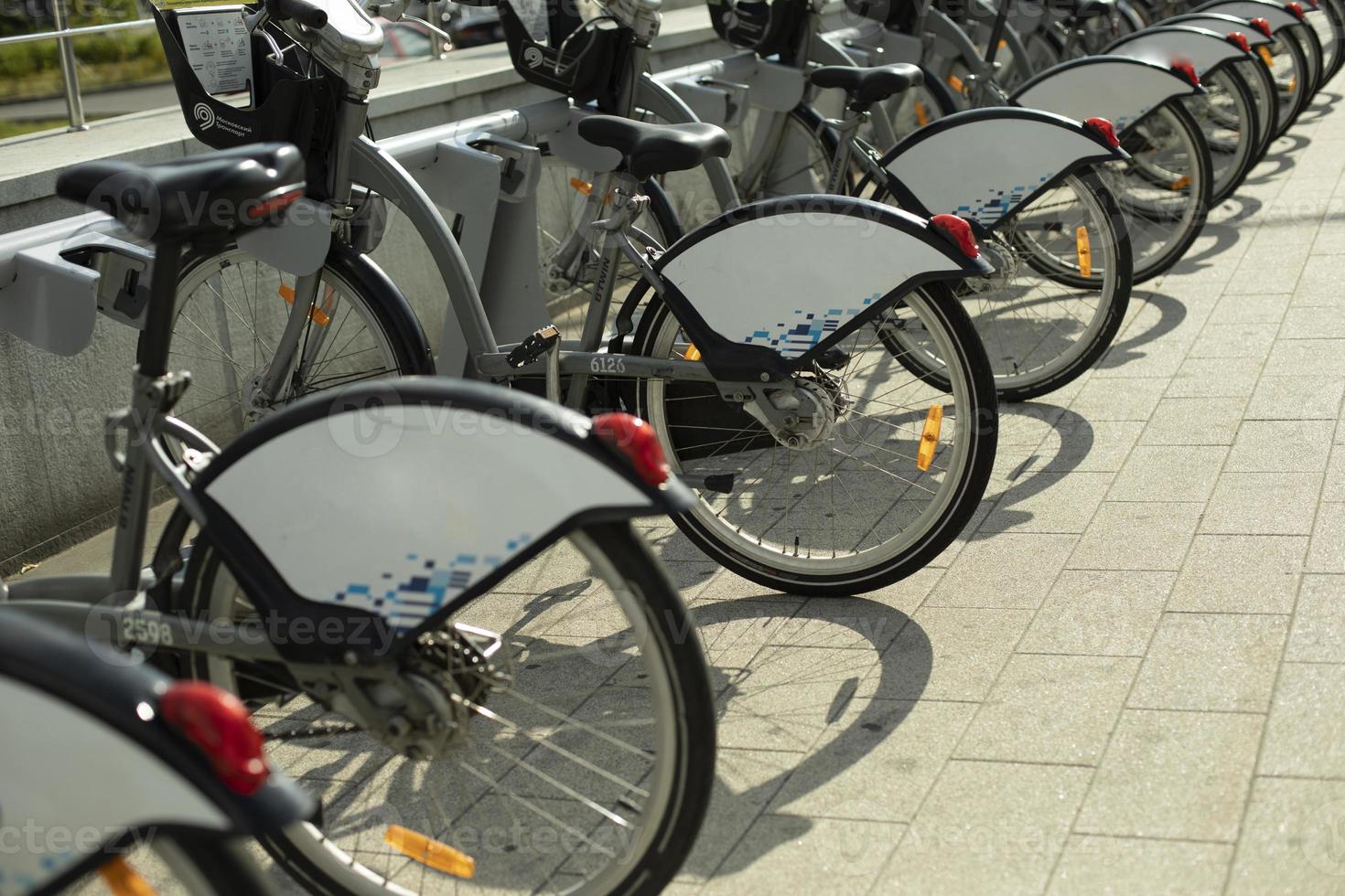 las bicicletas en alquiler están en fila en la calle. foto