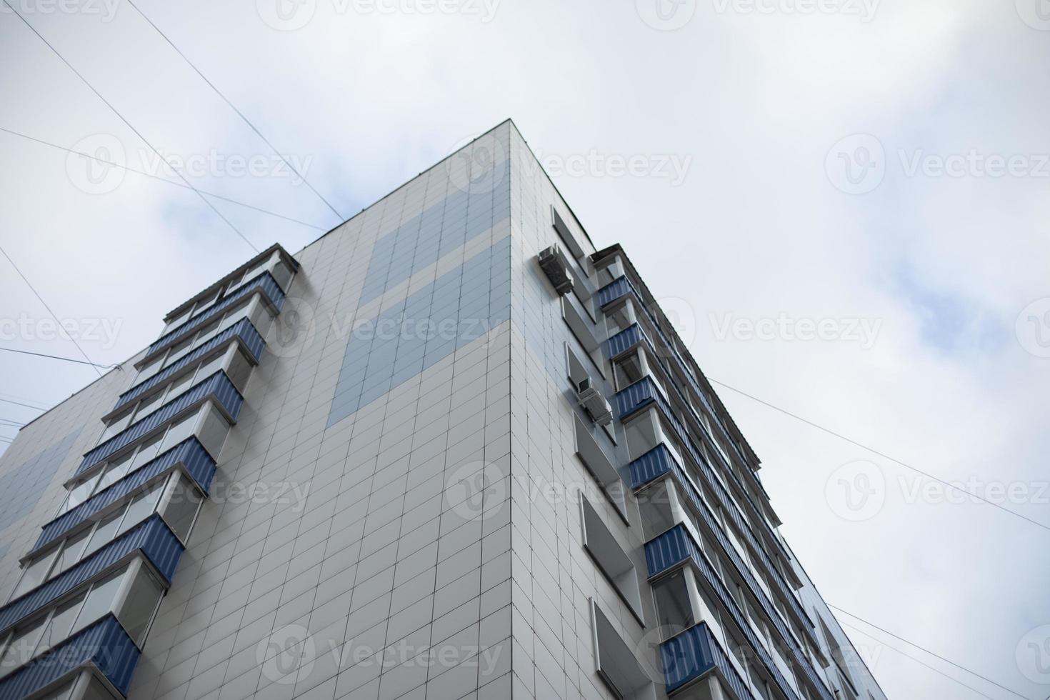 edificio tiene balcones azules. casa moderna en la ciudad. foto