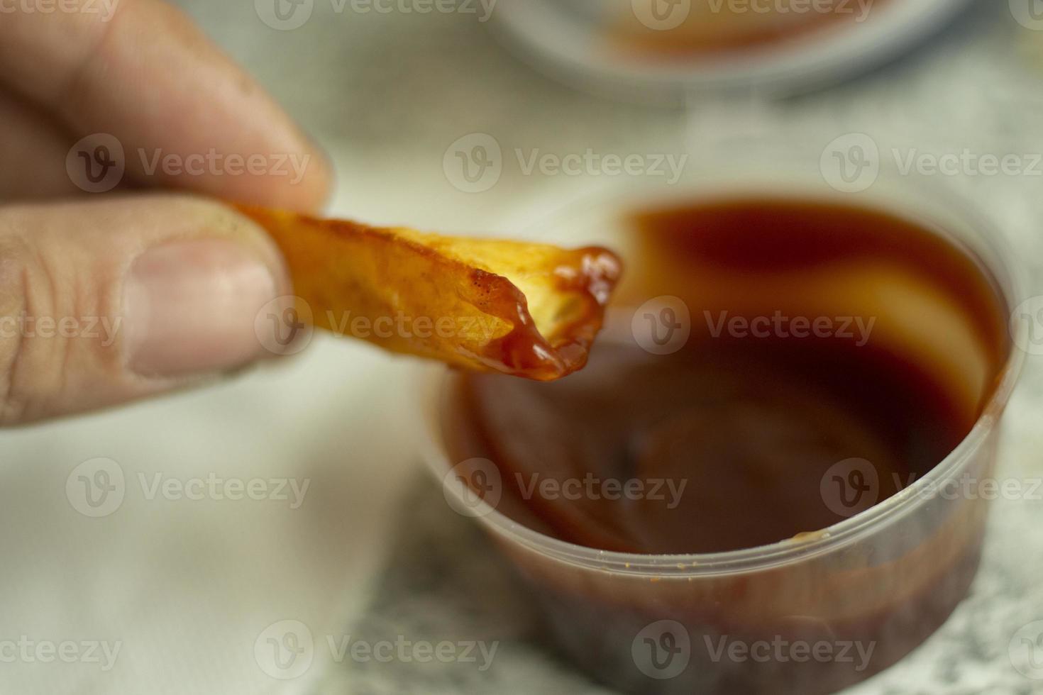 patatas con salsa. comida con salsa de tomate. papas fritas para el almuerzo. foto