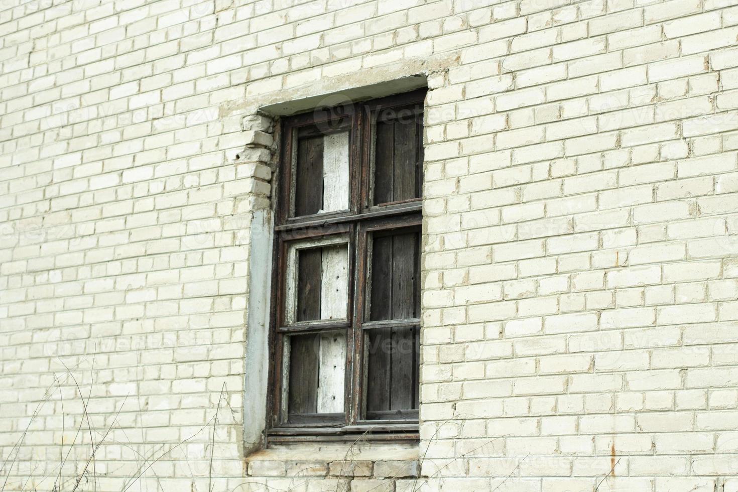 una casa abandonada con ventanas rotas. edificio antiguo en la ciudad. foto