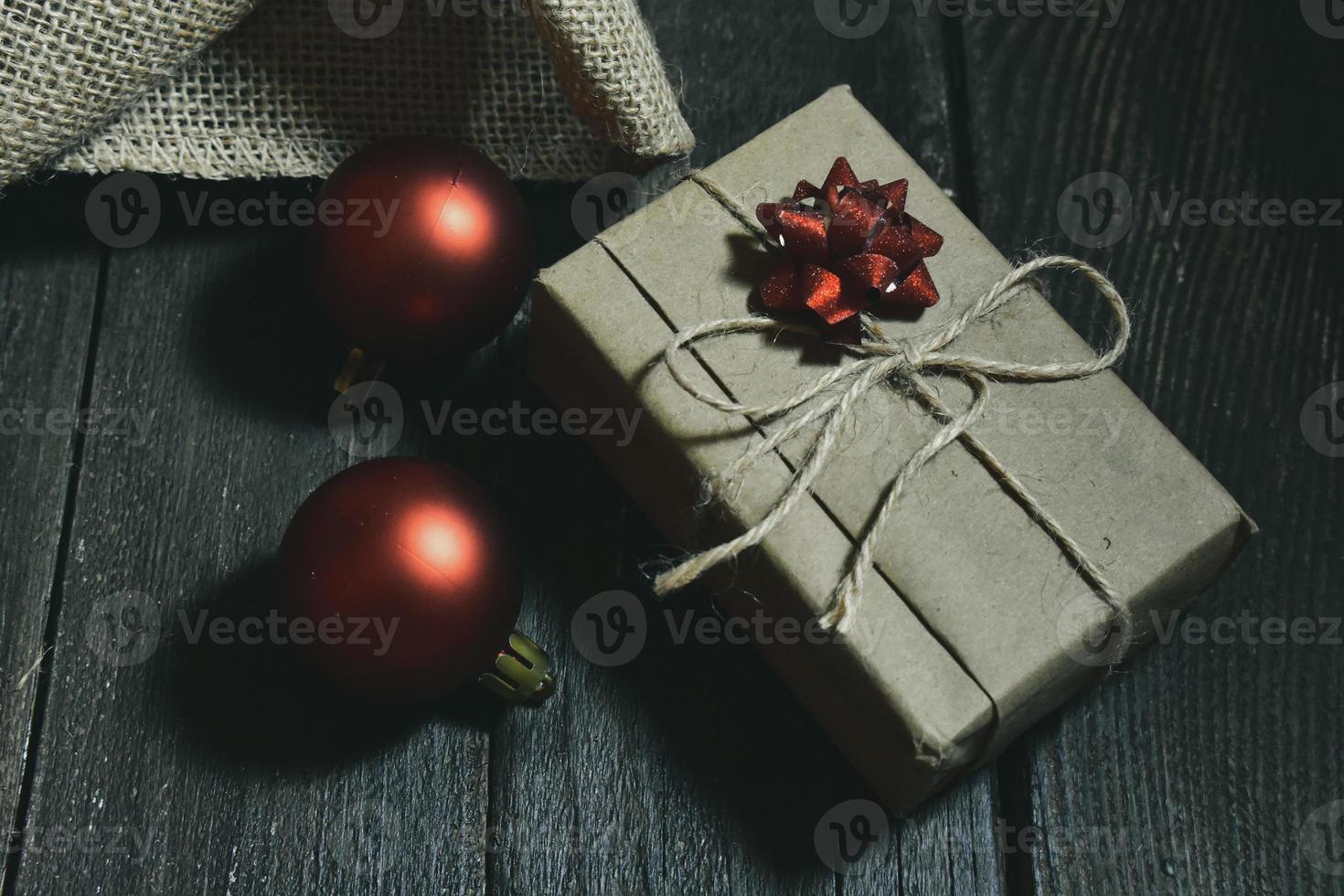 adornos navideños en regalo de decoración de madera foto