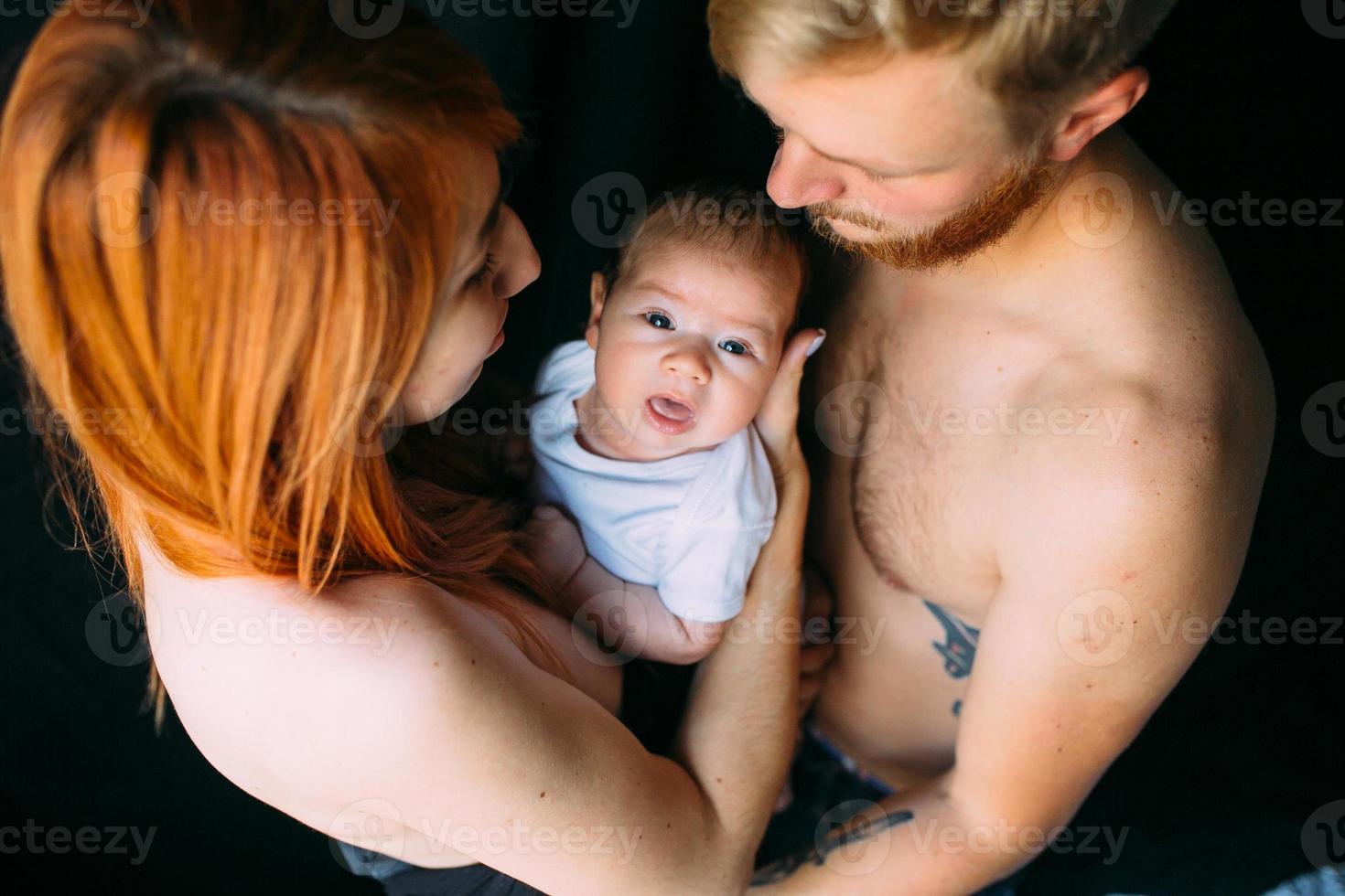 familia feliz sobre un fondo negro foto