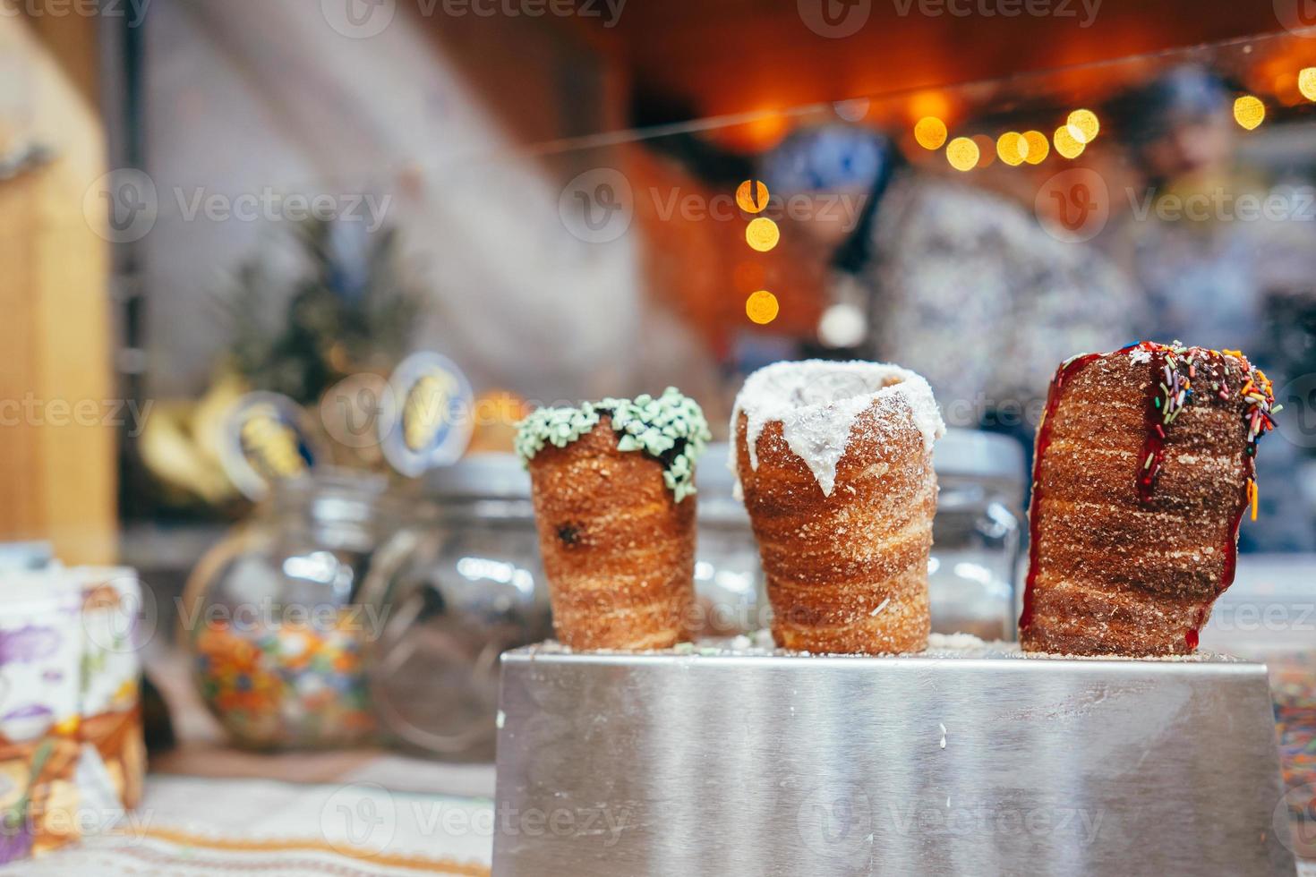 algunos panecillos dulces con crema para la venta foto