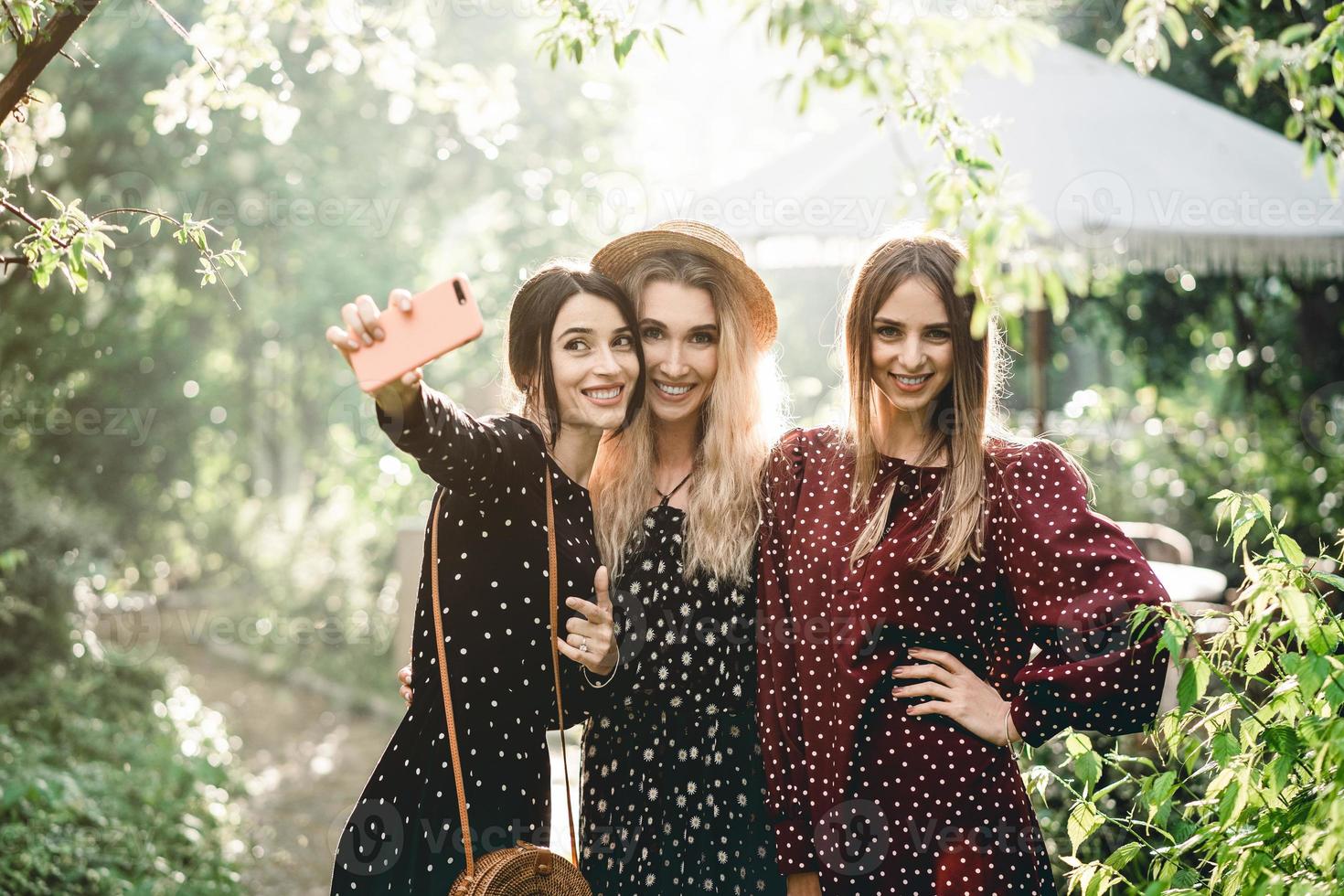 tres chicas en un parque de verano foto