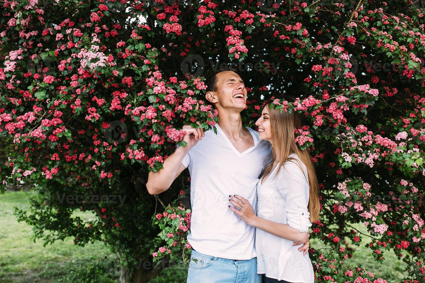 joven pareja feliz enamorada al aire libre foto