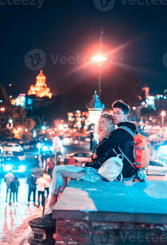 pareja en el fondo de tbilisi. foto