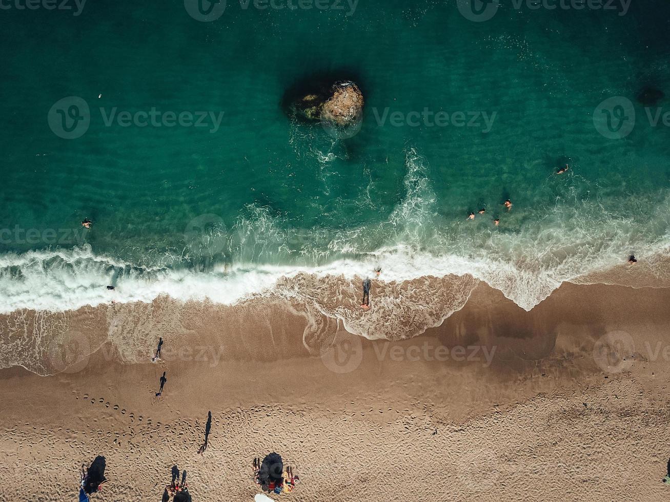 vista aérea desde drones voladores de personas relajándose foto