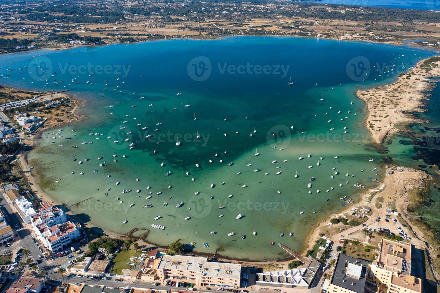 hermosa bahía turquesa en formentera, vista aérea. foto