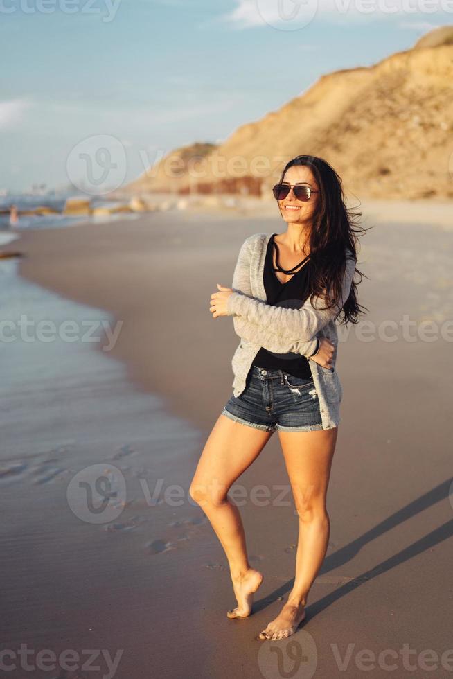 hermosa jovencita posando junto al mar foto