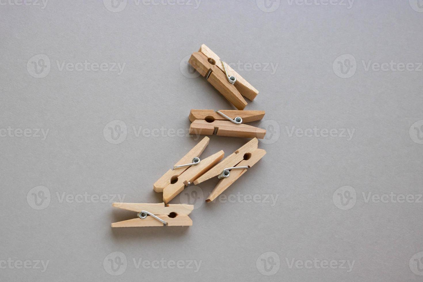 conjunto de pequeñas pinzas de madera para la decoración sobre un fondo  gris 11350343 Foto de stock en Vecteezy