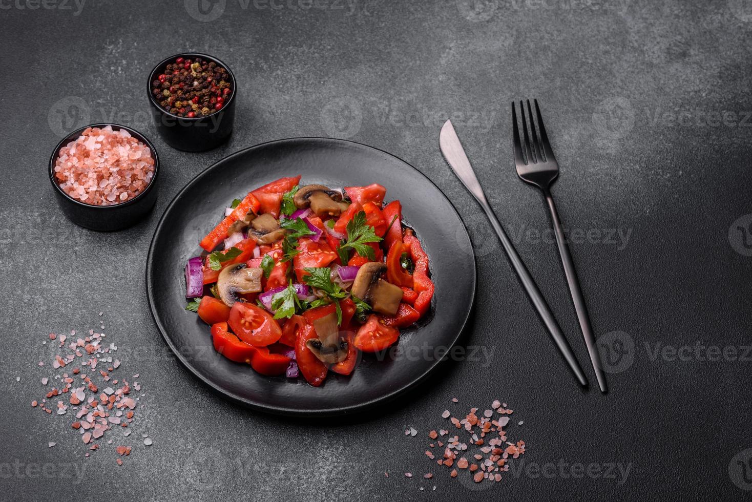 una ensalada de champiñones al horno, tomates, cebollas, perejil, especias y hierbas foto