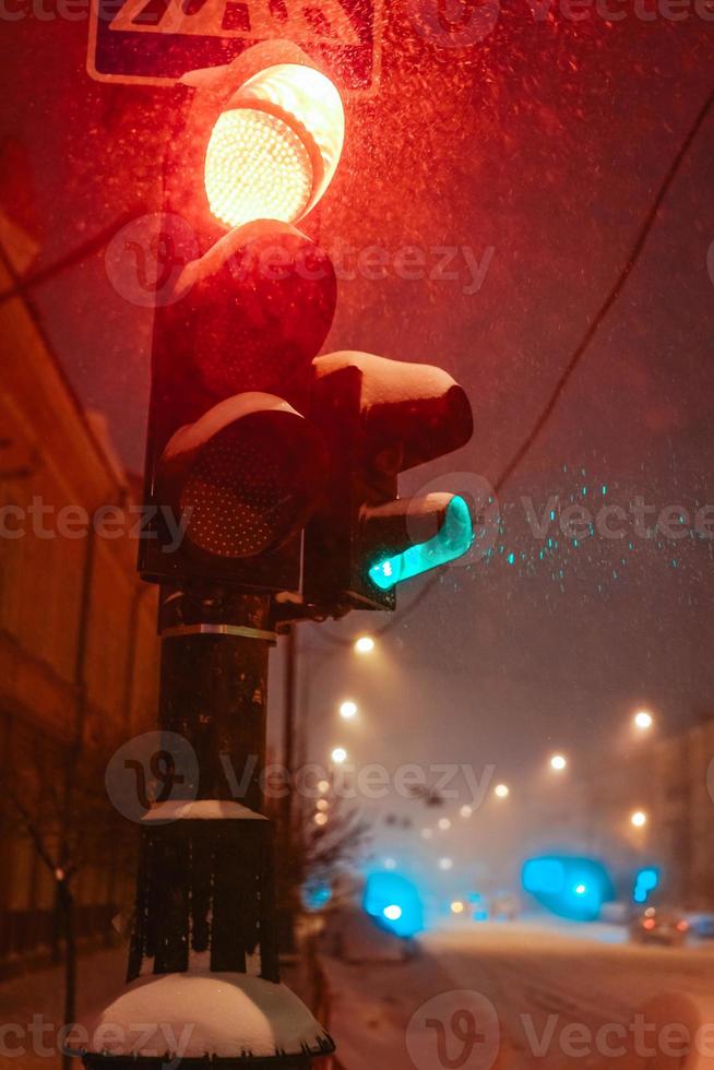 semáforo en una noche nevada foto