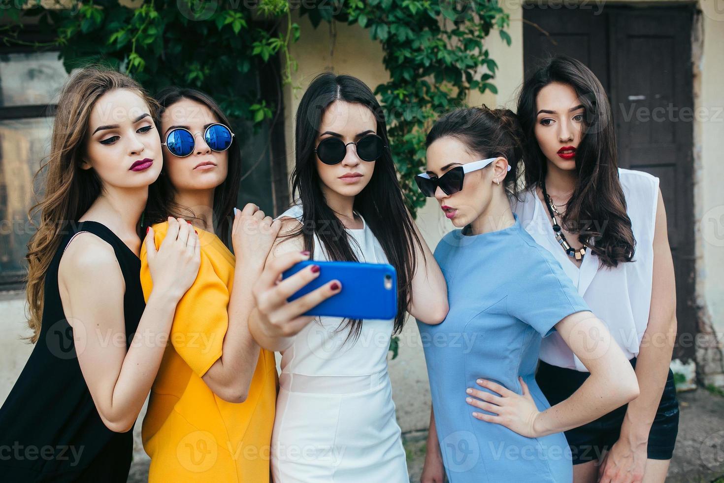 jovencitas cinco hermosas jovencitas 11353635 Foto de stock en Vecteezy