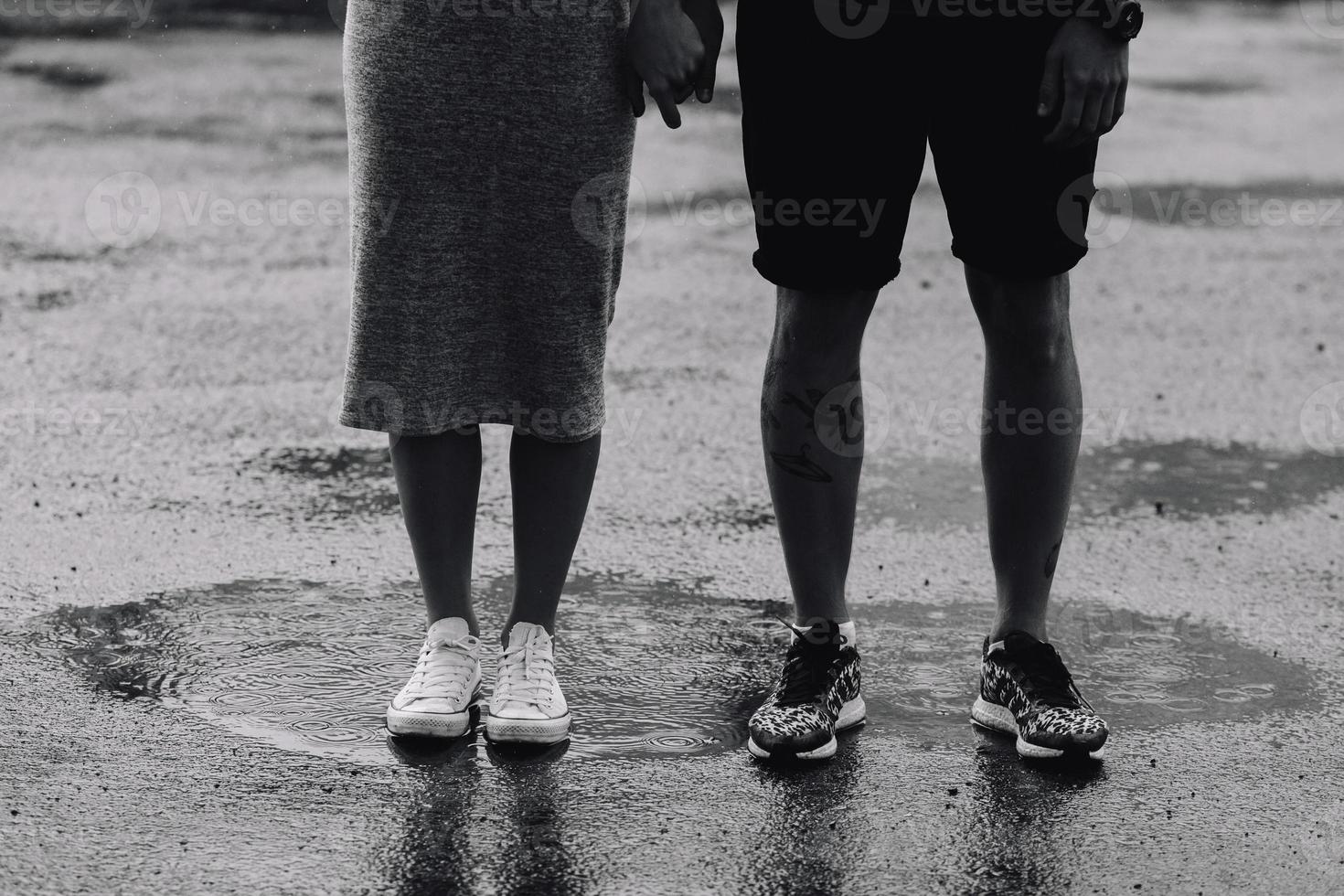 pareja en el fondo del asfalto húmedo foto