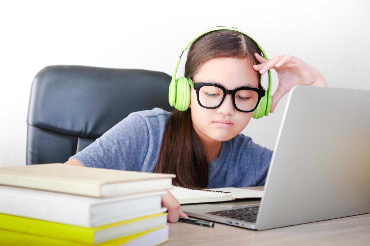 las estudiantes asiáticas estudian en línea desde casa y se sientan en el estrés de estudiar. concepto de distancia social, uso de tecnología para la educación. foto