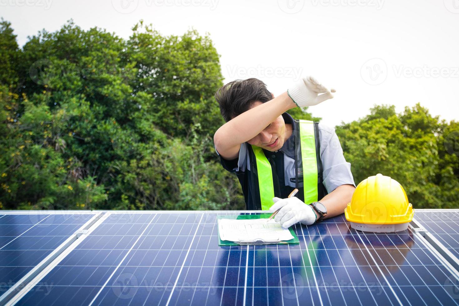 técnicos asiáticos instalan paneles de células solares para producir y distribuir electricidad. concepto de tecnología energética. copie el espacio foto