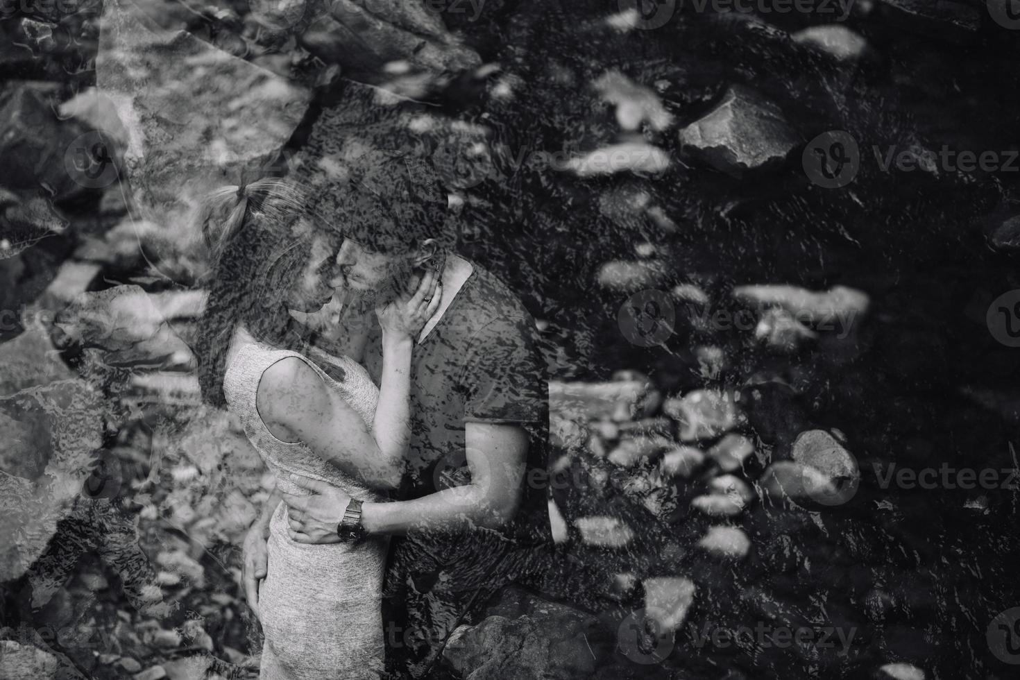 hermosa pareja en el fondo del bosque foto