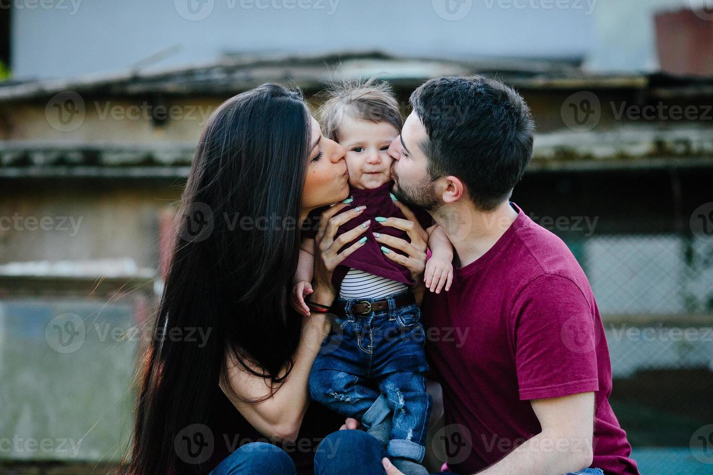 familia joven con un niño en la naturaleza foto