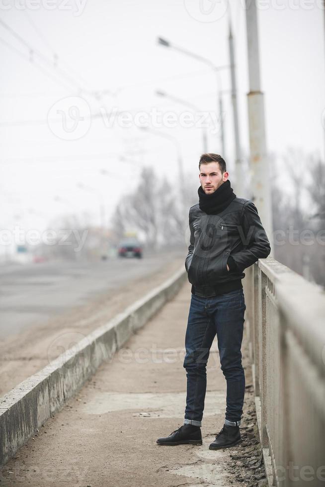 hombre en jeans y chaqueta negra foto