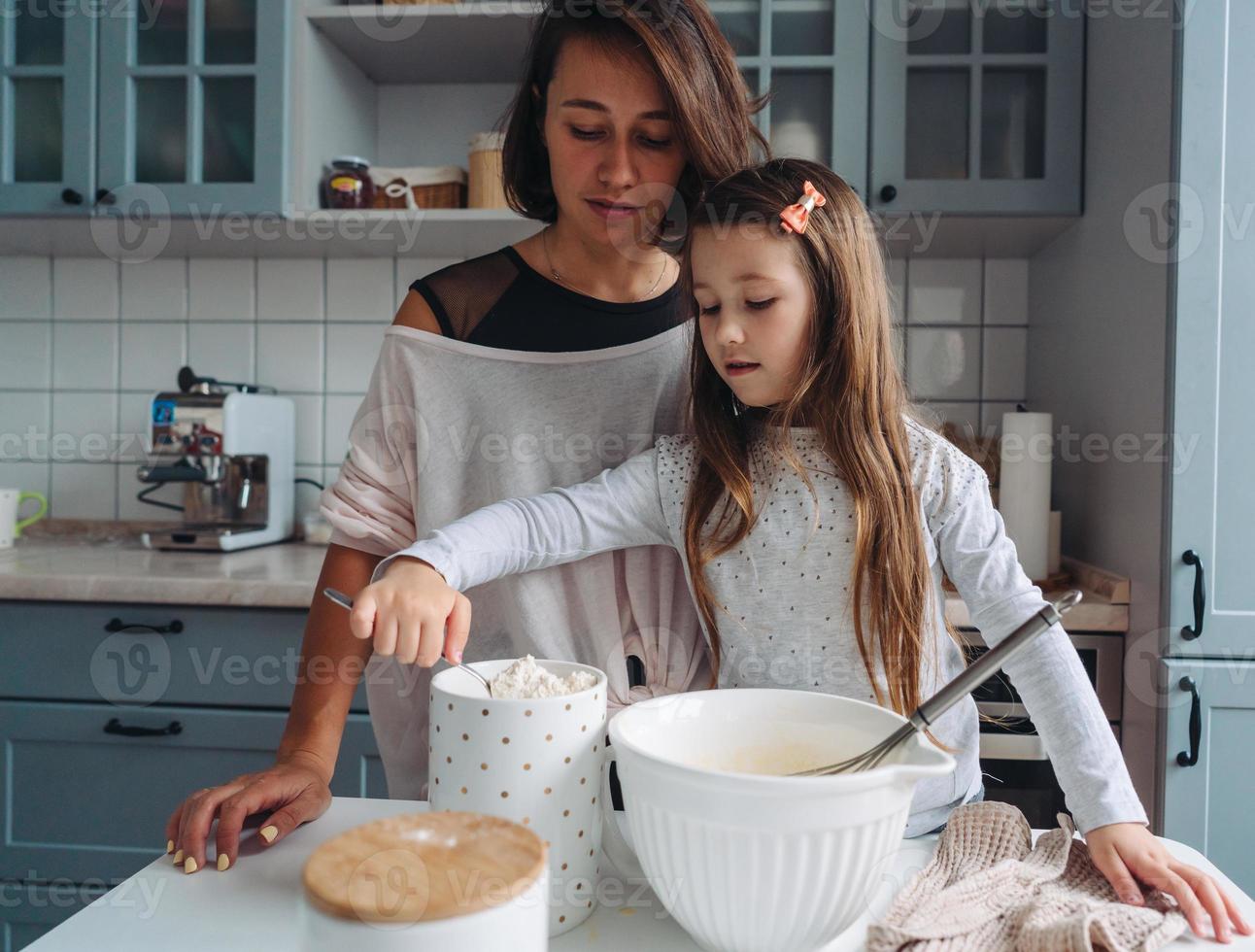 familia feliz cocinar juntos en la cocina foto