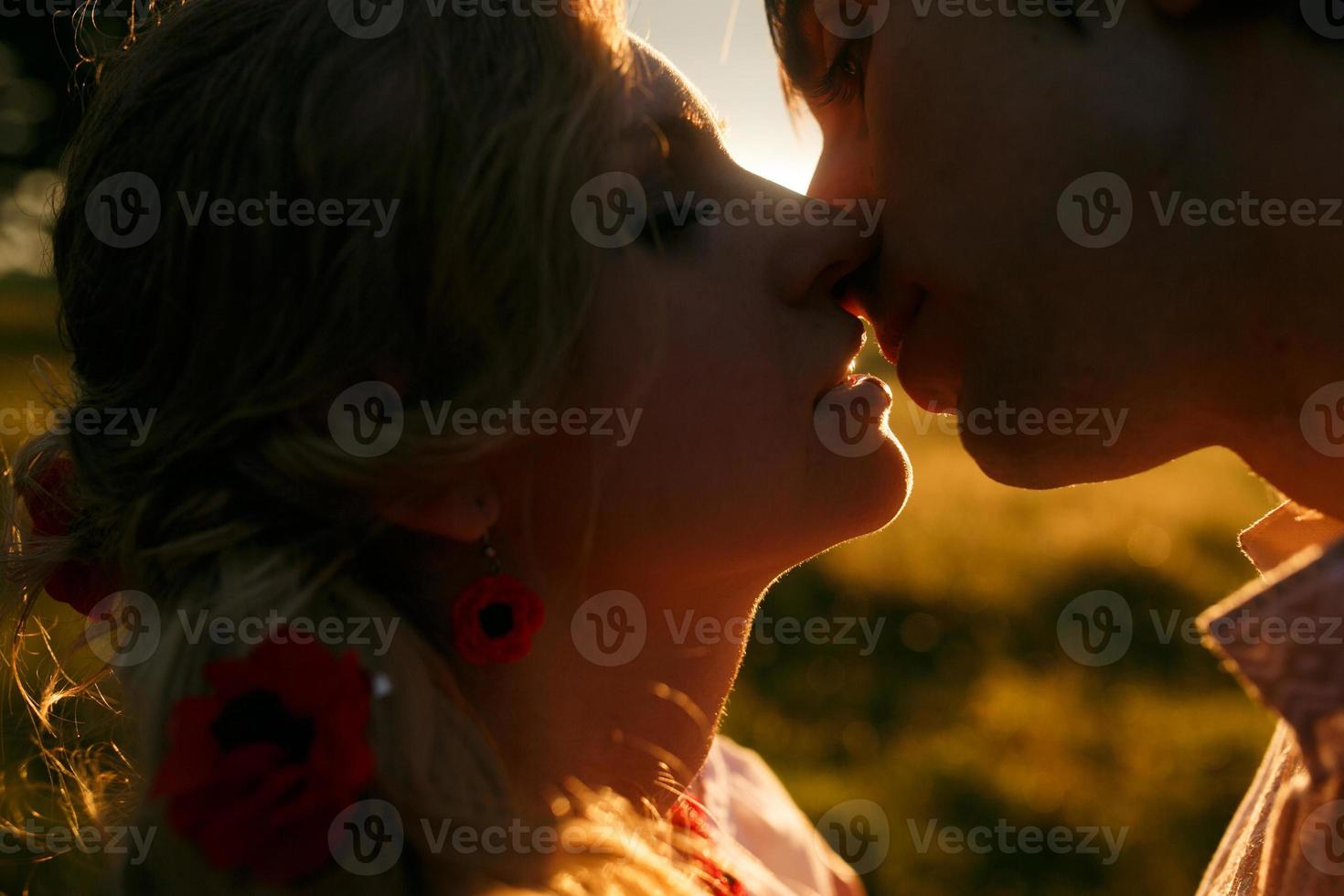 pareja besándose al atardecer foto