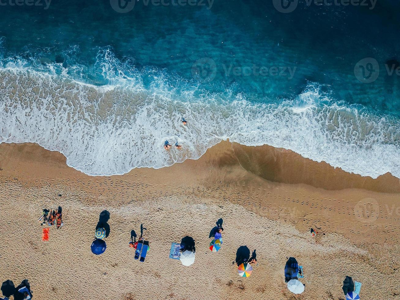 playa con tumbonas en la costa del océano foto