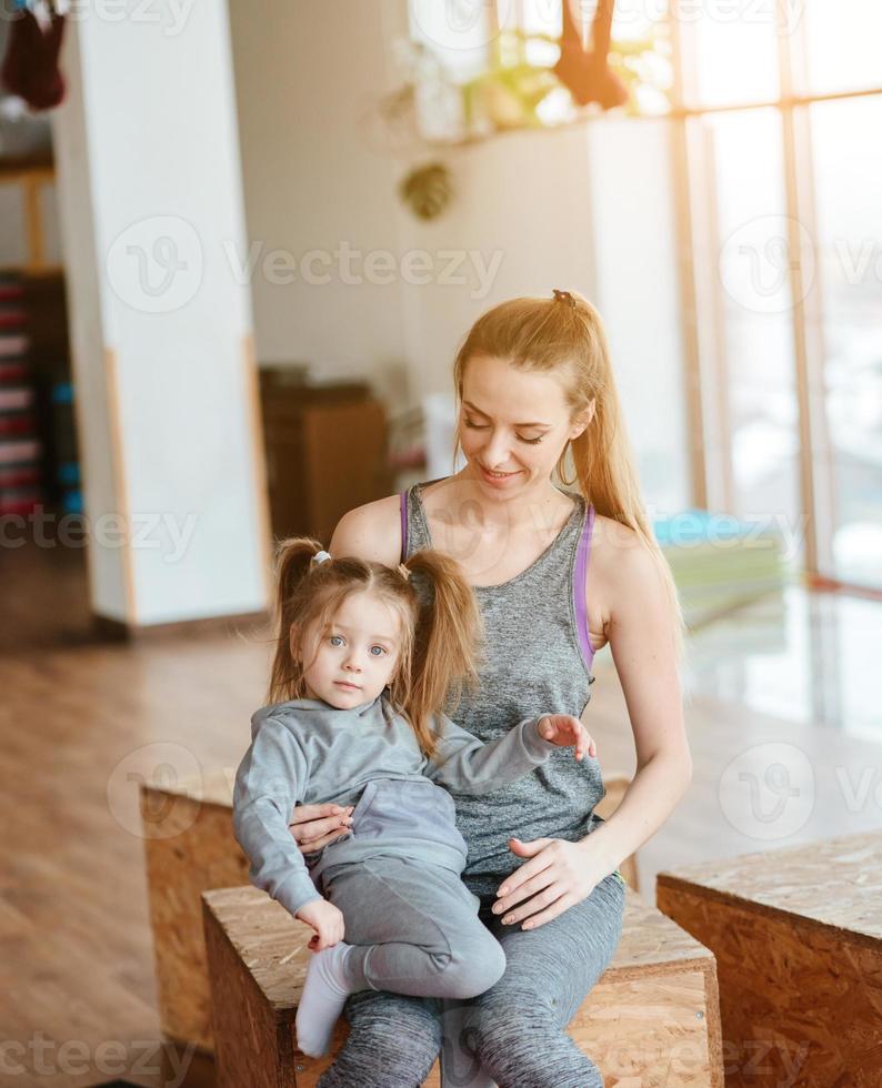 niña y mamá posando en cámara foto