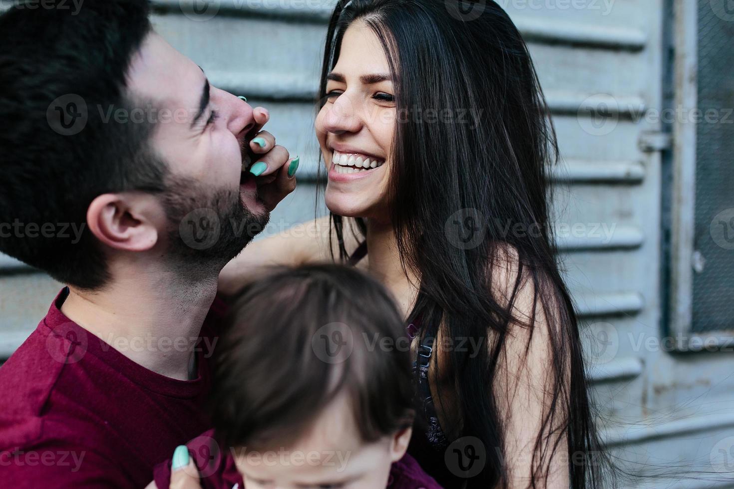 familia joven con un niño foto