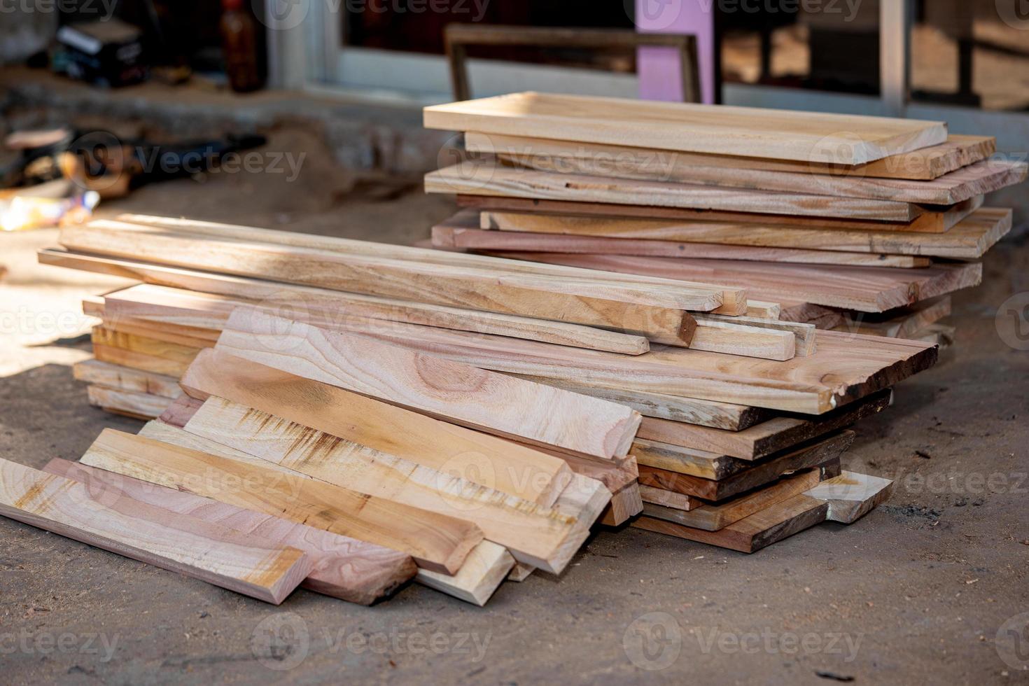 tablón de madera de eucalipto con fondo borroso. Los tablones de madera se almacenan para hacer muebles de madera. enfoque selectivo, espacio de copia. foto