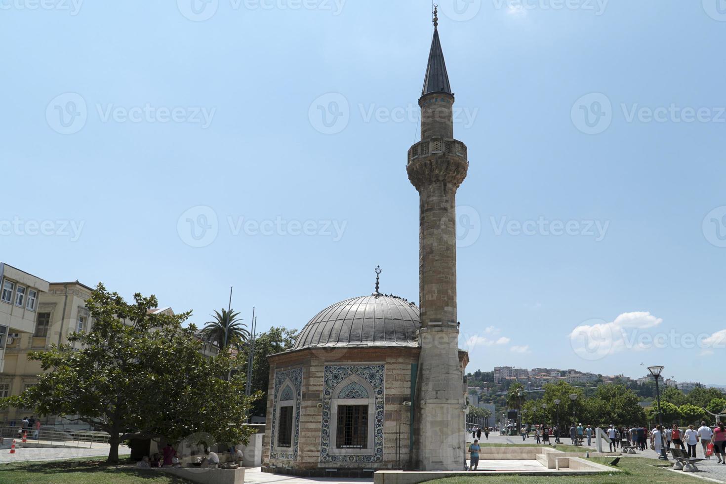 mezquita konak en la plaza konak en izmir, turquía foto