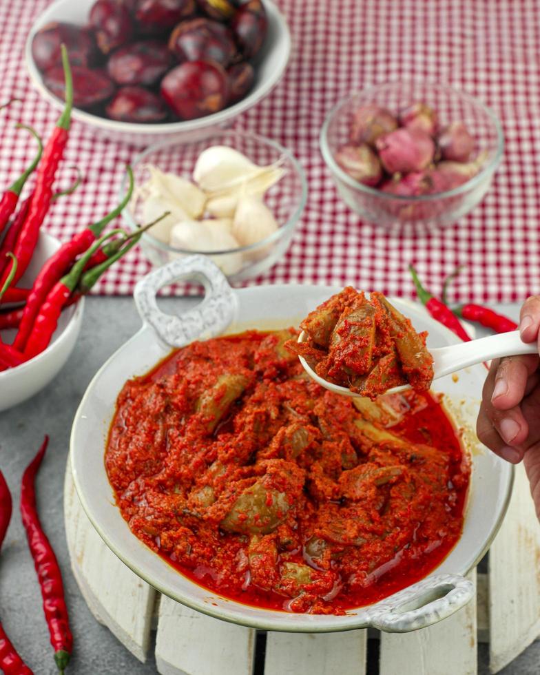 hecho de chiles y cebollas, luego se les da anchoas o trozos de petai o jengkol. cuando se revuelve, el sambal tiene un sabor delicioso foto