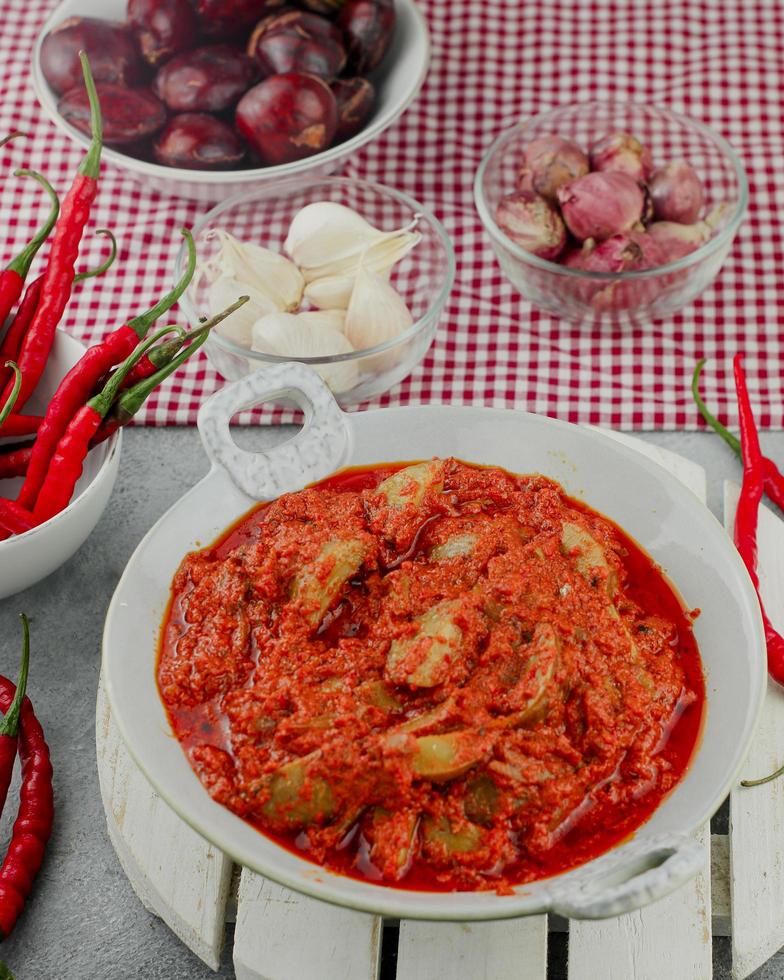 hecho de chiles y cebollas, luego se les da anchoas o trozos de petai o jengkol. cuando se revuelve, el sambal tiene un sabor delicioso foto