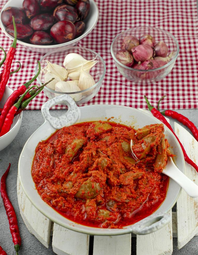 hecho de chiles y cebollas, luego se les da anchoas o trozos de petai o jengkol. cuando se revuelve, el sambal tiene un sabor delicioso foto