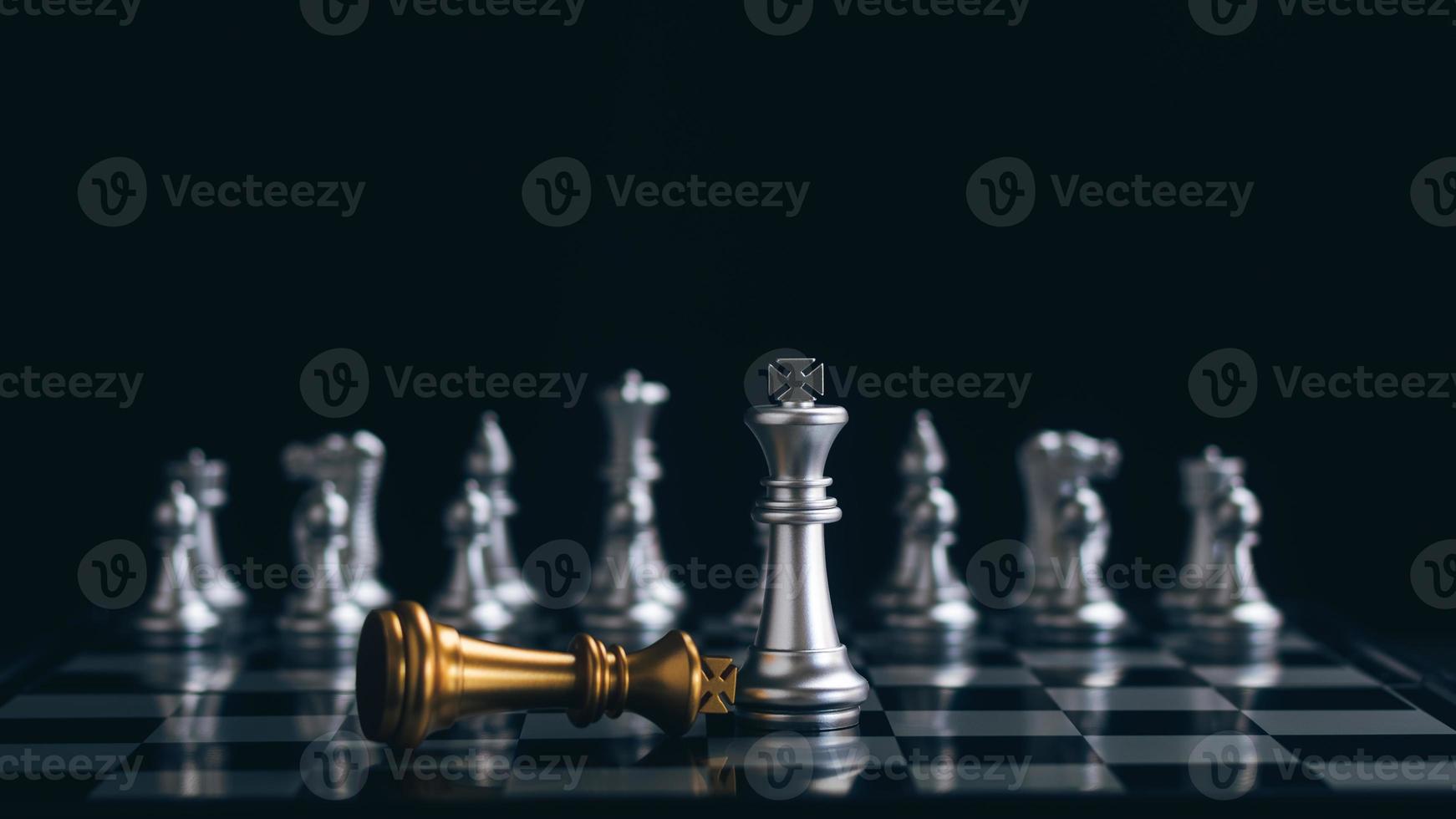 primer plano ajedrez rey reina obispo caballero torre, equipo de negocios y estrategia de liderazgo, trabajo en equipo en el concepto de tablero de ajedrez, administración y gestión de una organización o empresa. foto