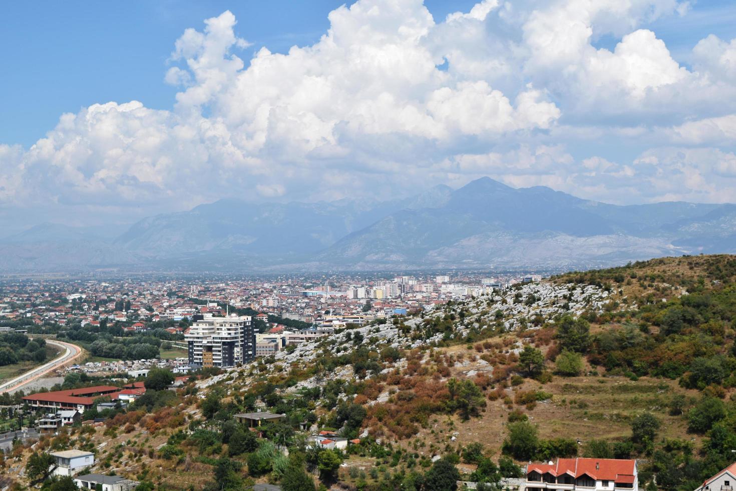 vista de los alrededores de la ciudad de shkoder en albania desde una altura foto