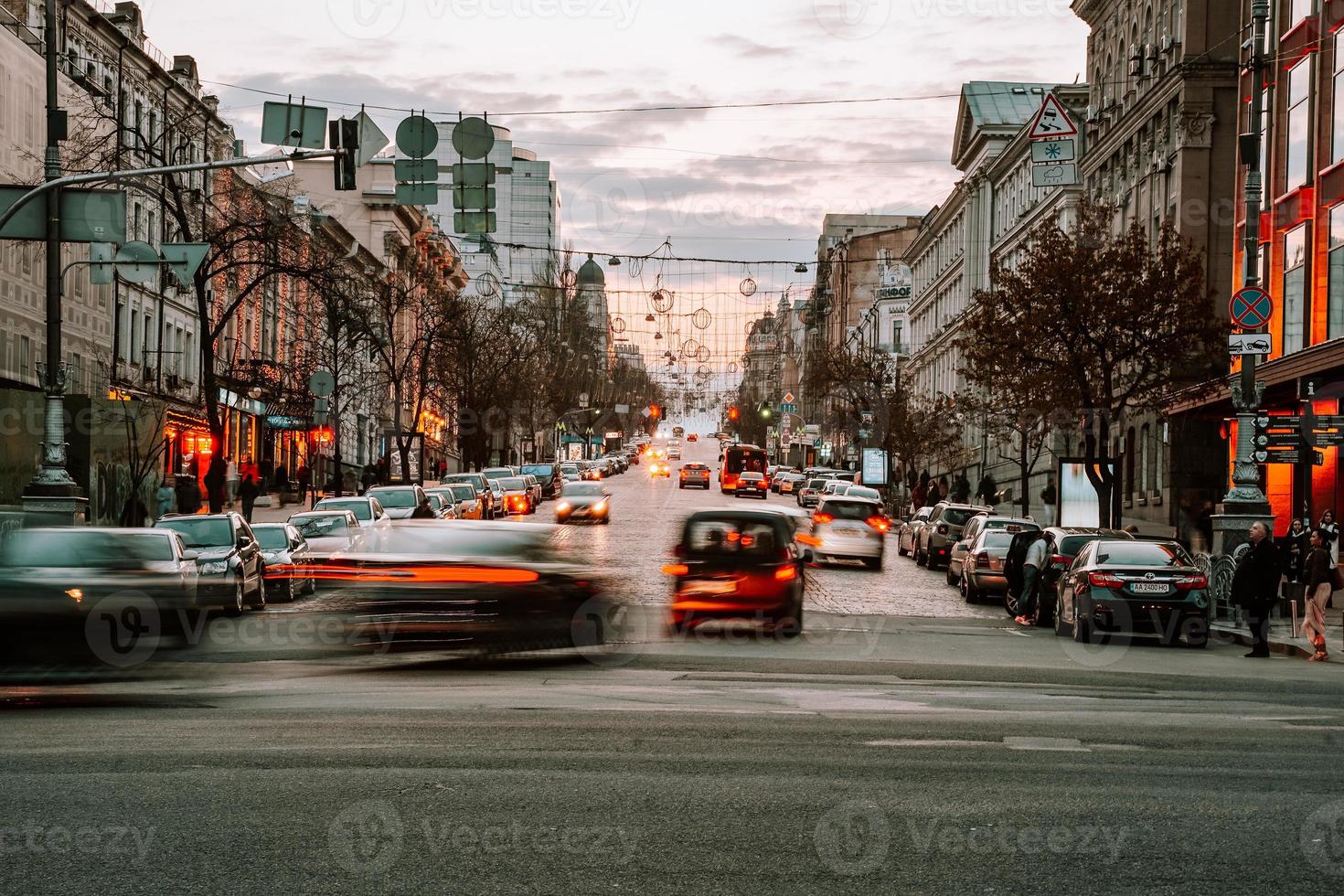 kiev, ucrania - 14 de abril de 2019 vista nocturna de las calles de kiev. alboroto urbano. calle bogdan khmelnitsky foto
