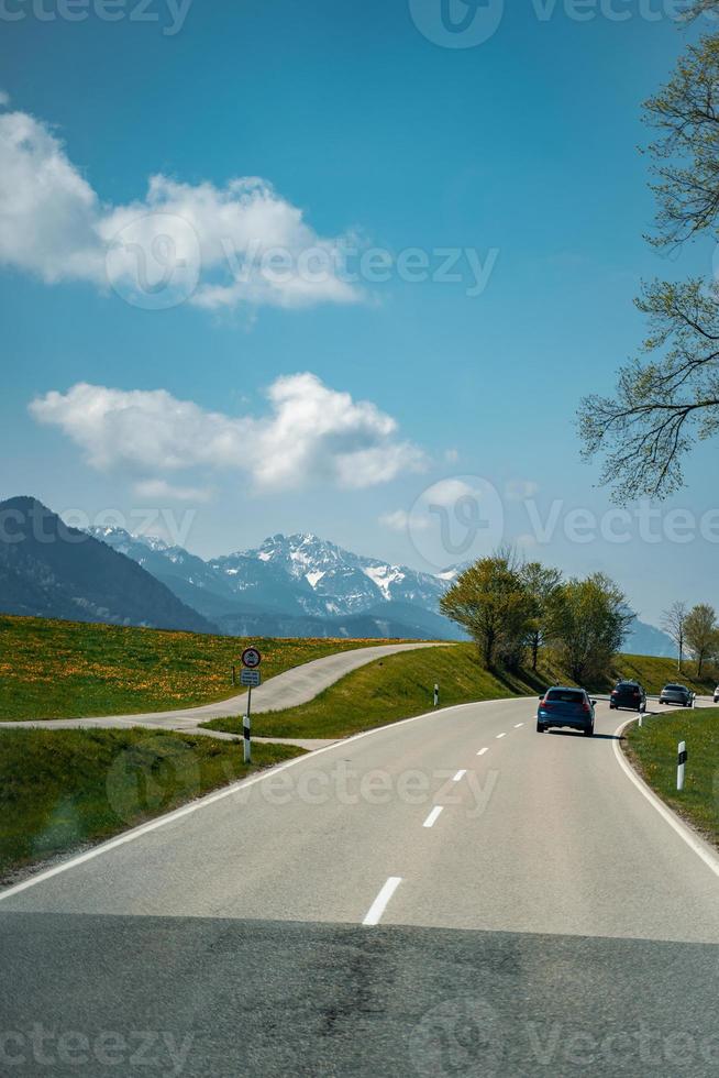 conducción de automóviles en la carretera con montañas foto