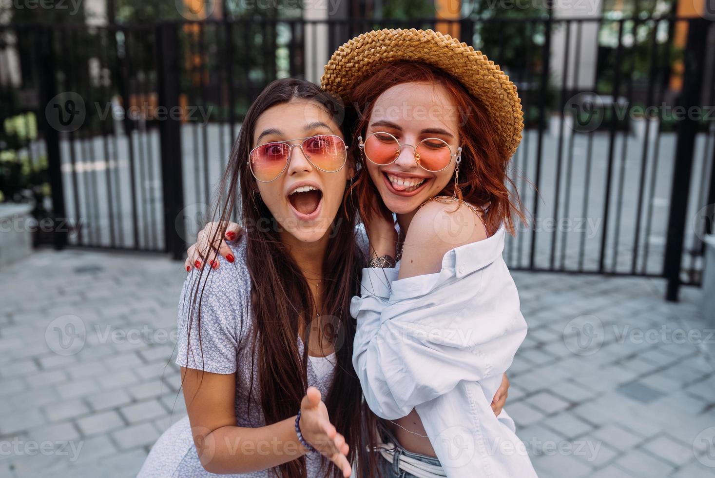 dos novias divirtiéndose y jugando foto