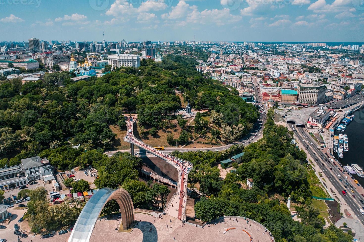 vista aérea de drones del nuevo puente peatonal desde arriba foto