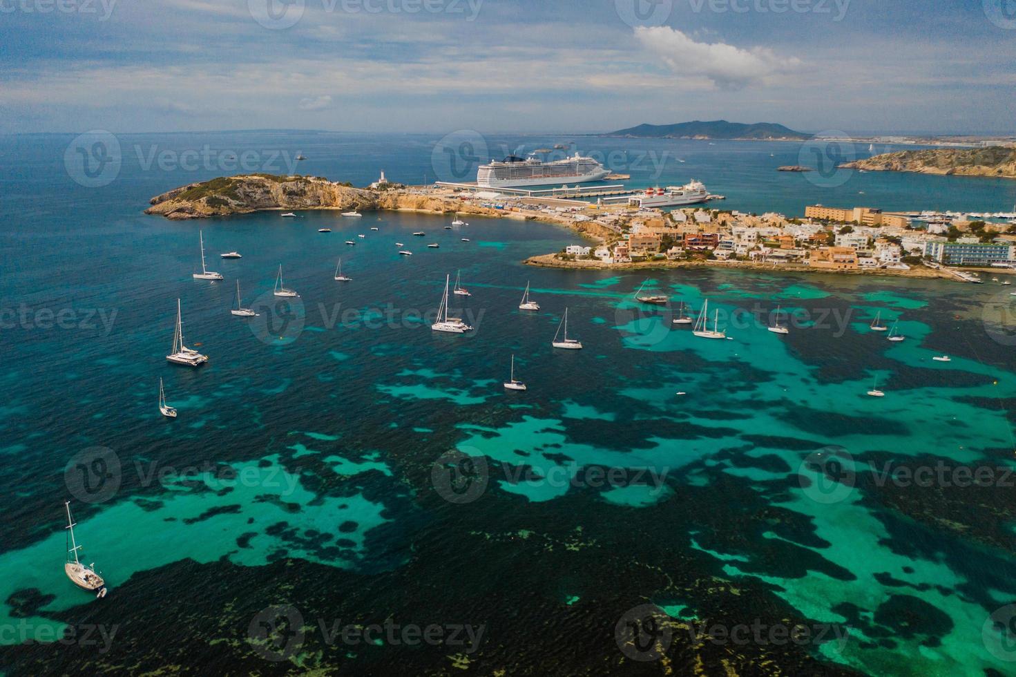 vista aérea de la ciudad y la bahía con yates. foto