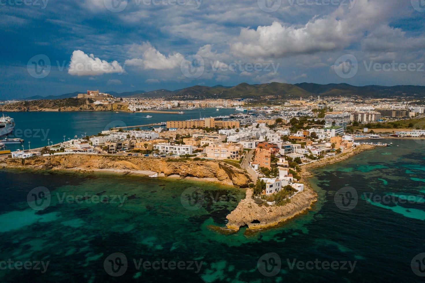 vista aérea del puerto de la ciudad. foto