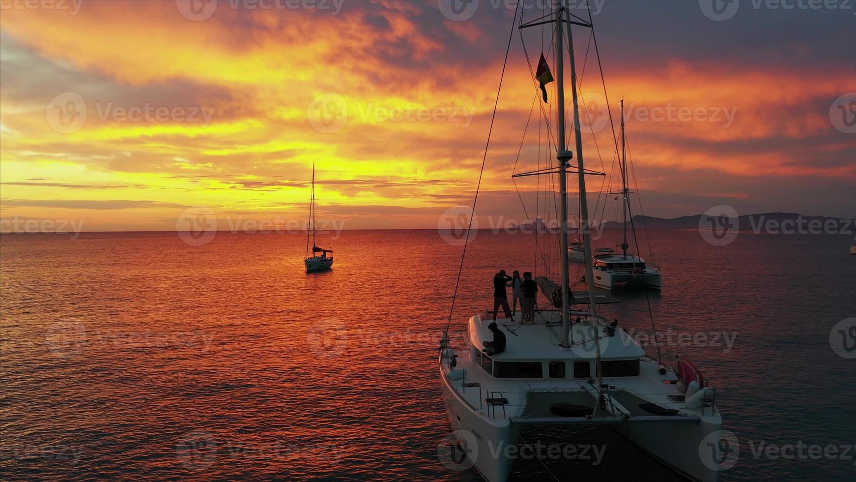 vista aérea desde drones en barcos que se envían al mar, puesta de sol foto