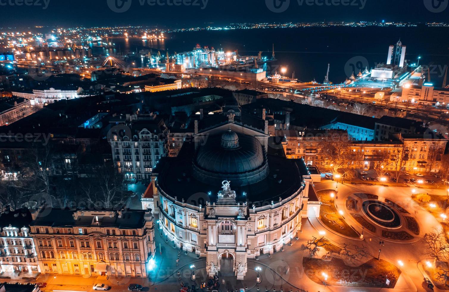 vista nocturna del teatro de la ópera en odessa foto