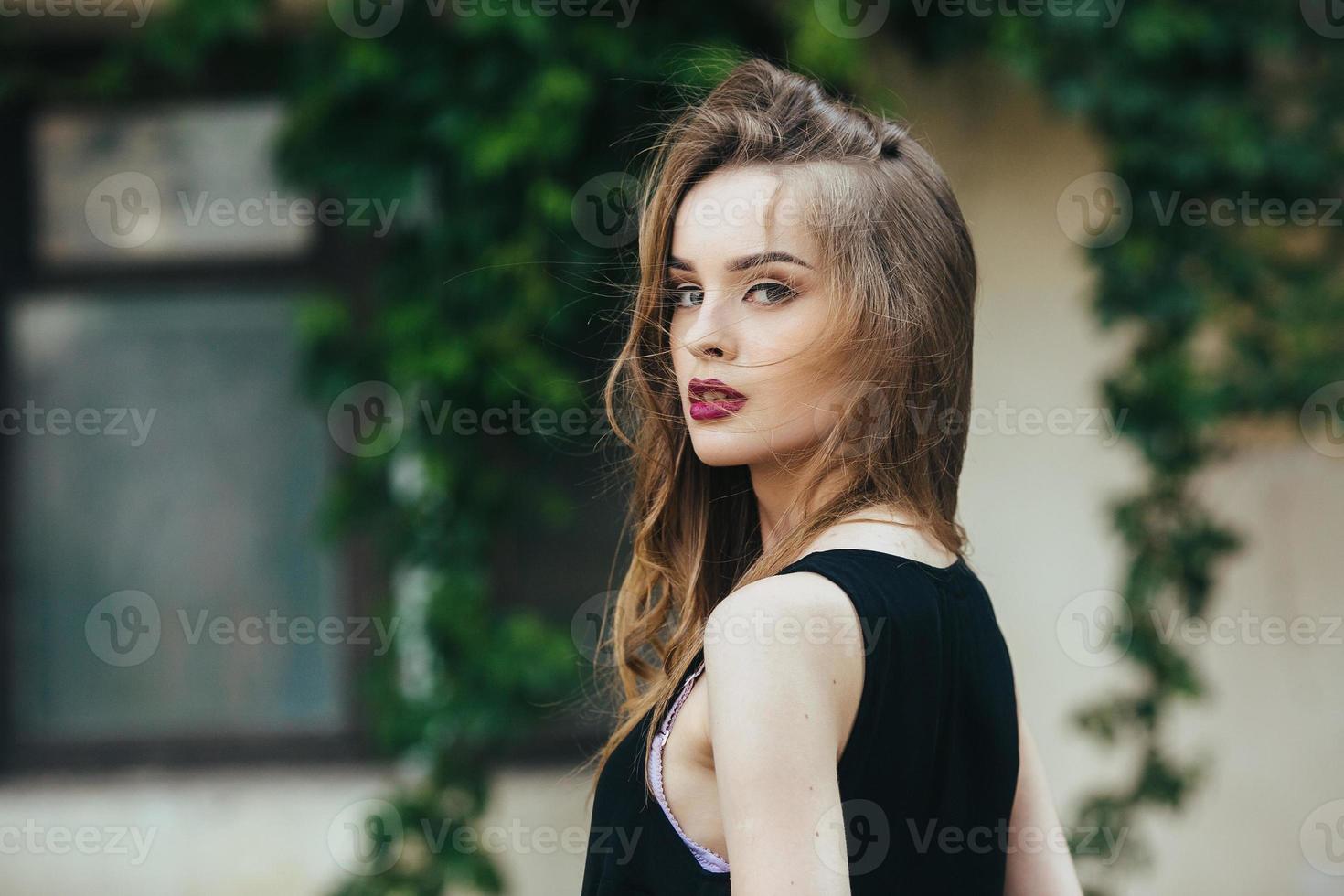 mujer atractiva de la moda en vestido negro foto