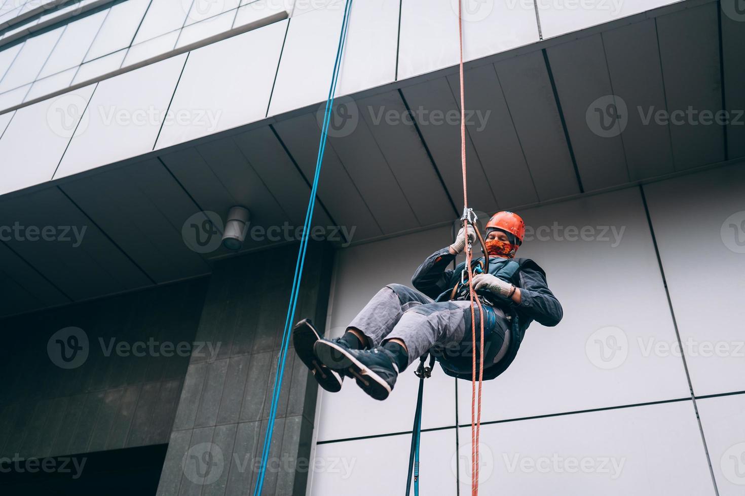 escalador industrial en uniforme y casco se levanta foto