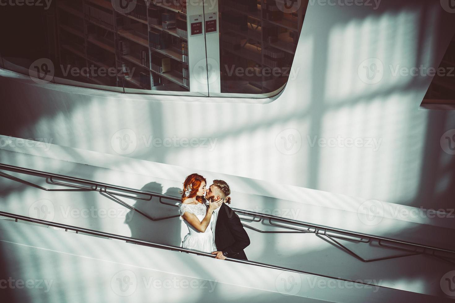 pareja de novios en un edificio futurista foto