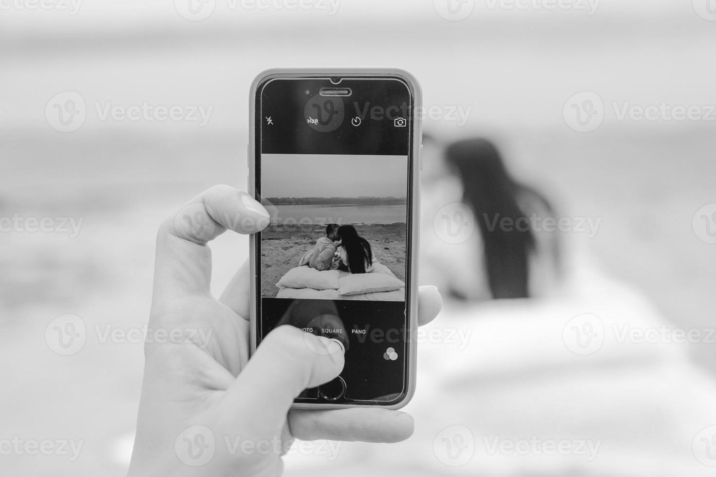 pareja feliz relajándose juntos en el colchón foto