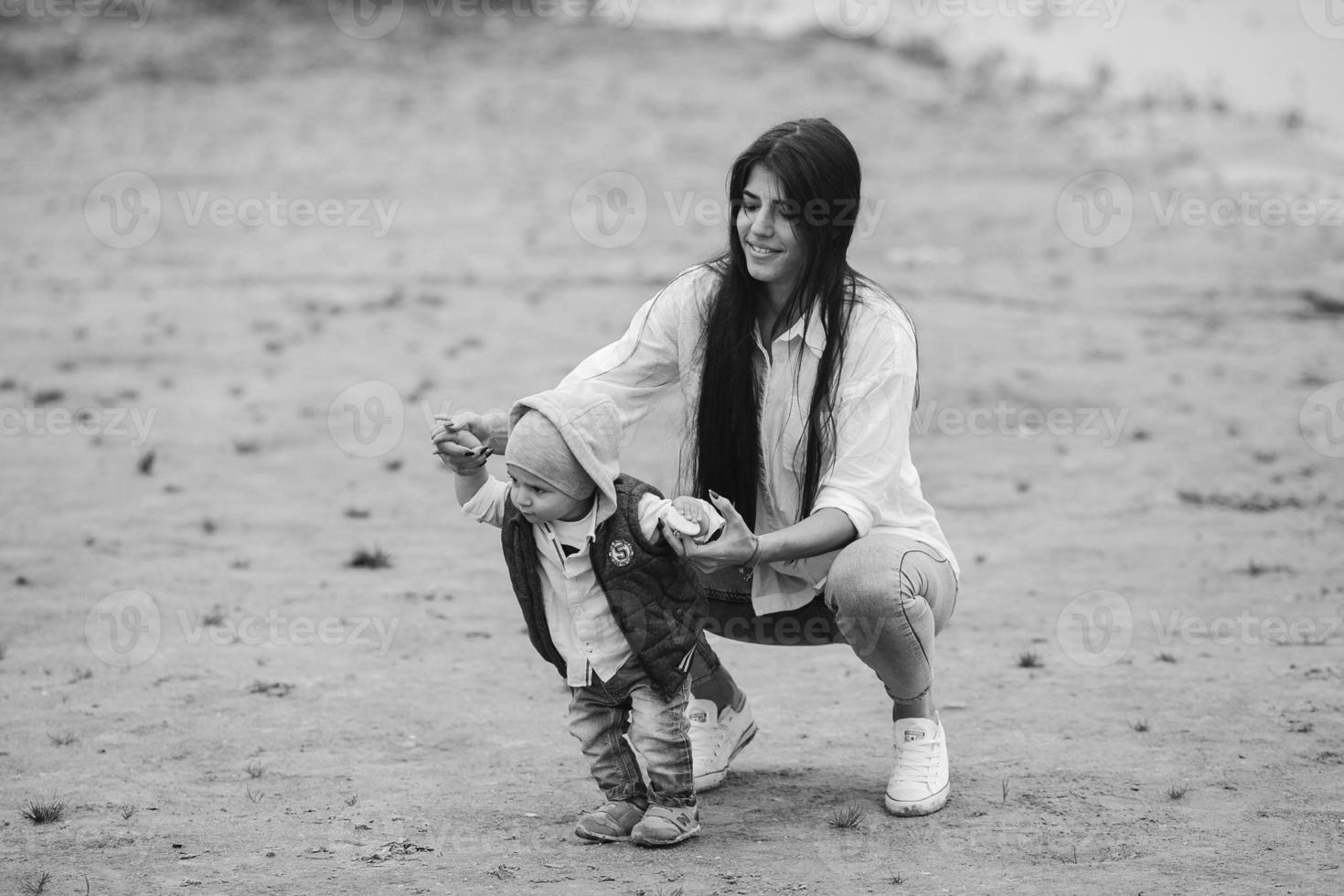 mamá con un niño preadolescente caminando al aire libre foto